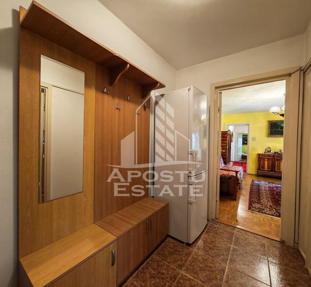 Apartament cu 3 camere semidecomandat, mobilat în Circumvalațiunii