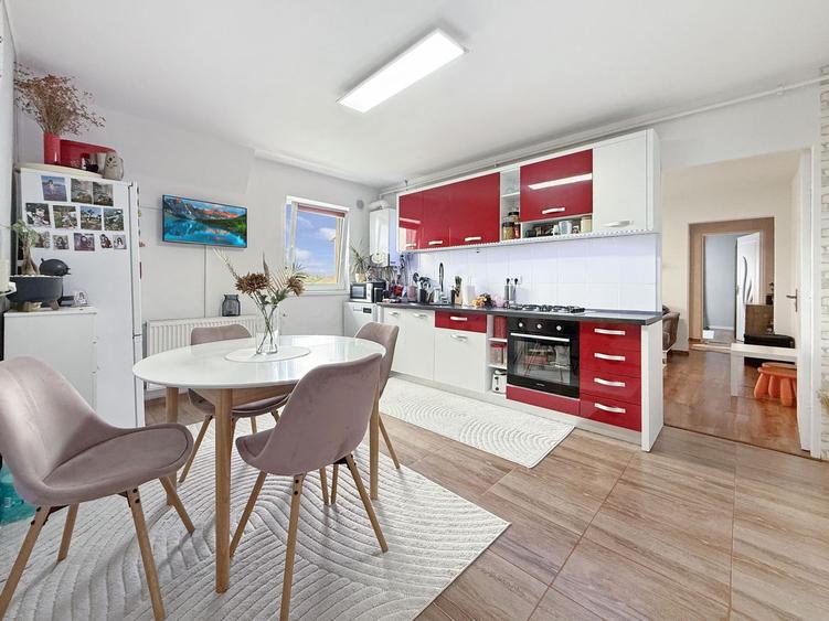 Apartament cu 3 camere semidecomandat, mobilat în Lipovei