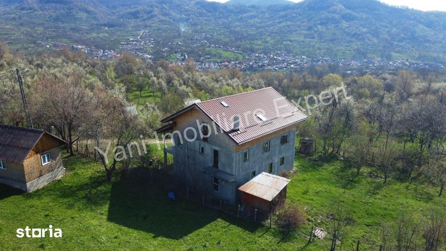 Casă cu 6 camere cu Teren 1175 Mp în Corbi