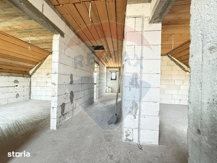 Casă cu 7 camere cu Teren 1800 Mp în Preutești