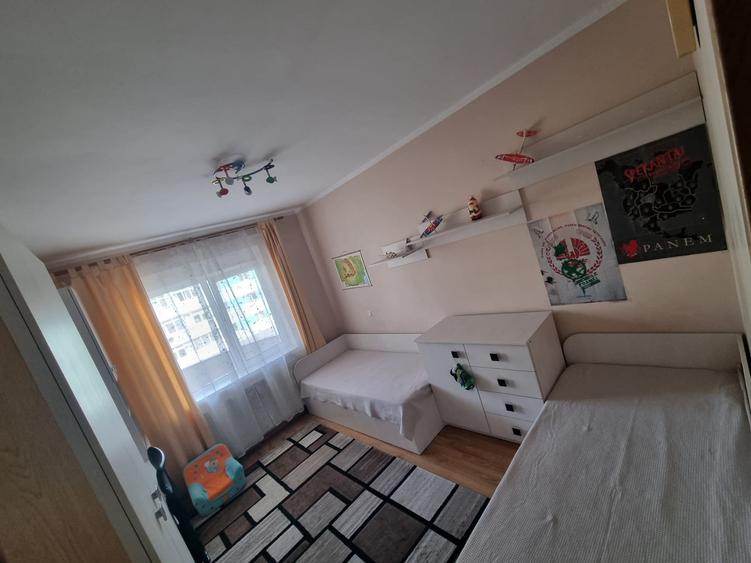 Apartament cu 3 camere în Cetate