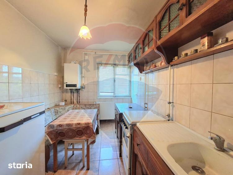 Zona 300, 3 camere, etaj 2, trei balcoane, fara comision . Pret fix ! - 5