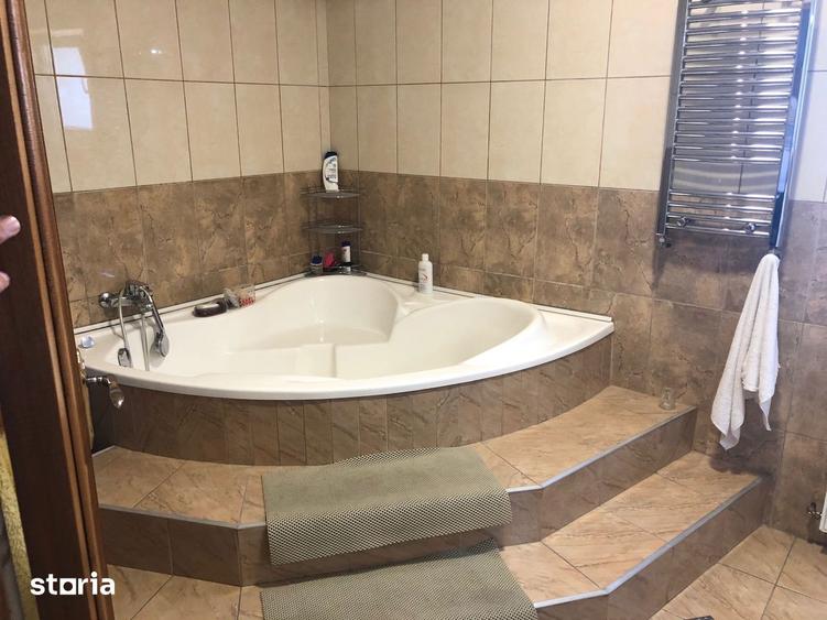 Casă cu 7 camere cu Piscina în Apărătorii Patriei