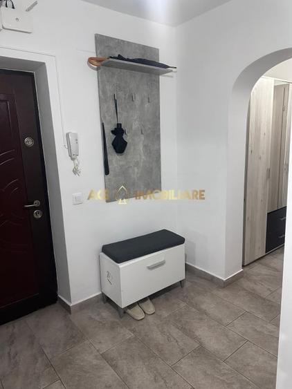 Apartament cu 4 camere semidecomandat, mobilat în Titan