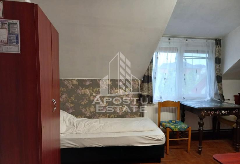 Casă individuală cu 20 camere cu Canalizare în Central