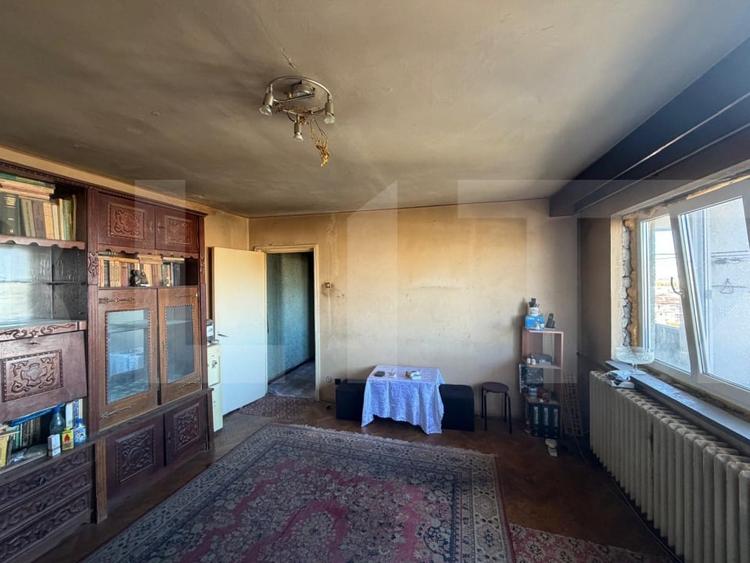 Apartament cu 3 camere semidecomandat în Craiovița Nouă