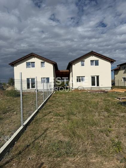 Duplex cu 4 camere cu Canalizare în Moșnița Nouă