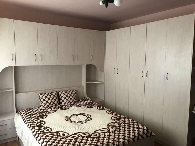 Apartament cu 3 camere semidecomandat în Rogerius