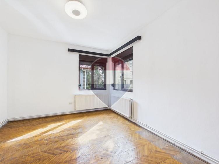 Apartament cu 4 camere semidecomandat în Domenii
