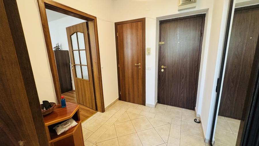 Apartament cu 3 camere semidecomandat în Obor