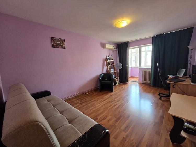 Apartament cu 3 camere decomandat, mobilat în Alexandru cel Bun