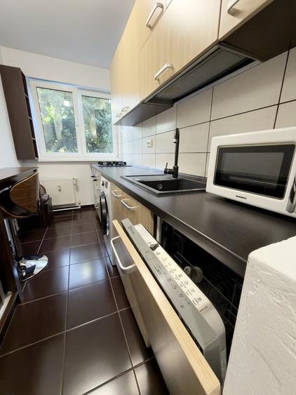 Apartament cu 2 camere semidecomandat, mobilat în Victoriei