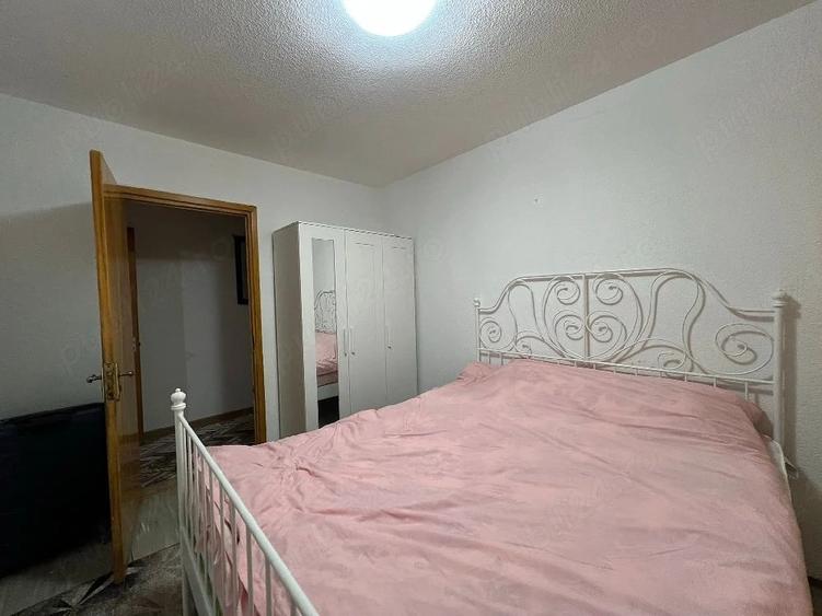 Apartament cu 3 camere semidecomandat în Berceni