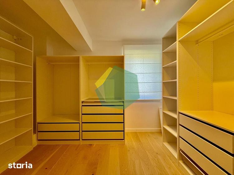 Casă cu 9 camere cu Teren 400 Mp în Corbeanca
