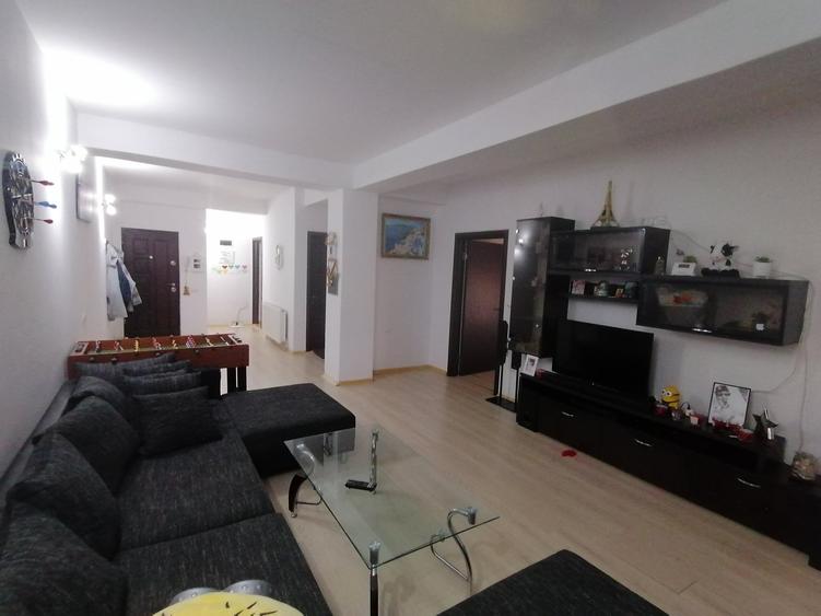 Apartament cu 4 camere decomandat, mobilat în Est