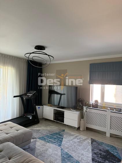 Apartament cu 3 camere semidecomandat, mobilat în Băneasa