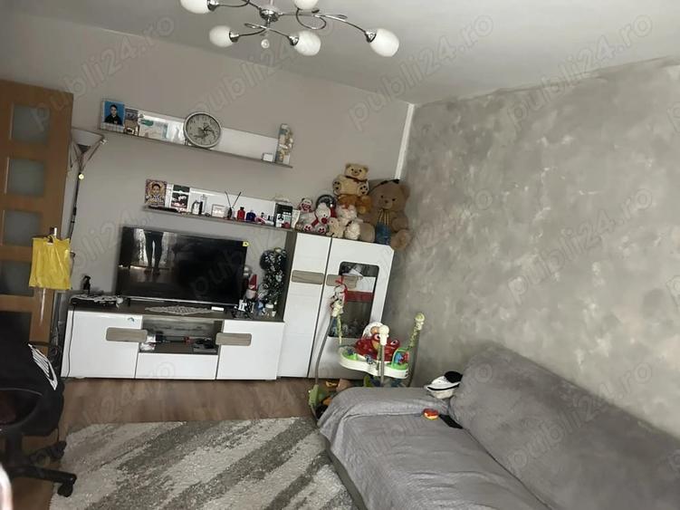 Apartament cu 4 camere decomandat în Craiovița Nouă