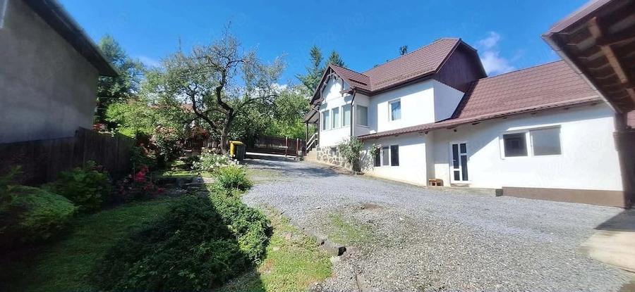 Casă cu 4 camere cu Teren 1021 Mp în Central