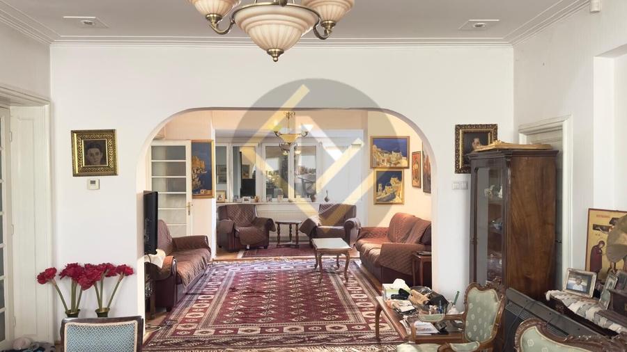 Casă individuală cu 10 camere cu Teren 570 Mp în Domenii