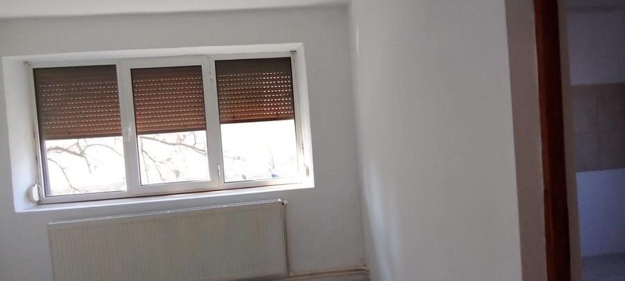 Apartament cu 3 camere semidecomandat în Transilvaniei