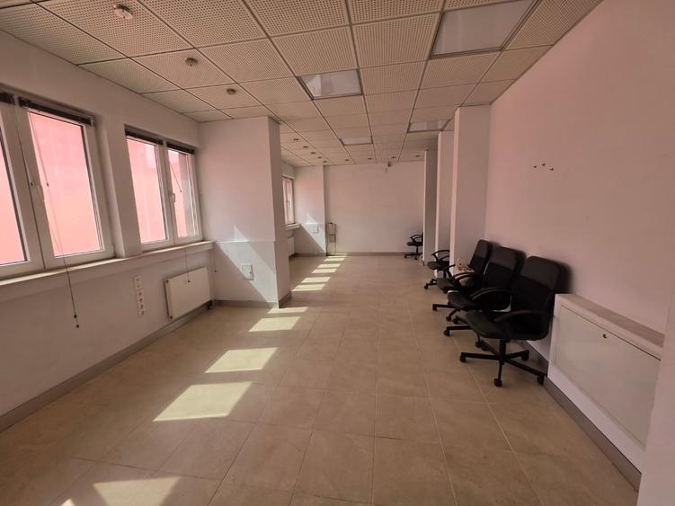 Apartament cu 4 camere semidecomandat în Magheru