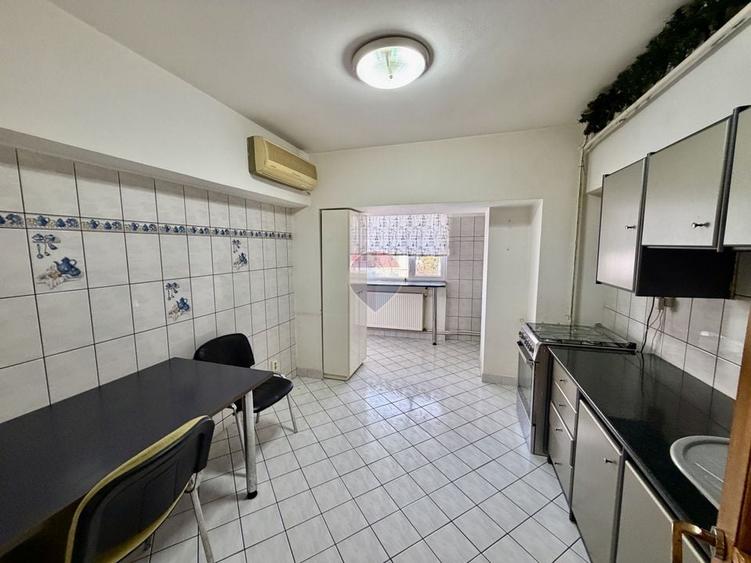 Apartament cu 3 camere decomandat în Central