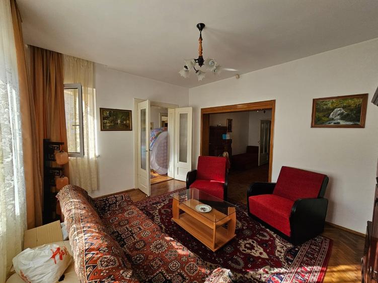 Casă cu 5 camere cu Teren 978 Mp în Central