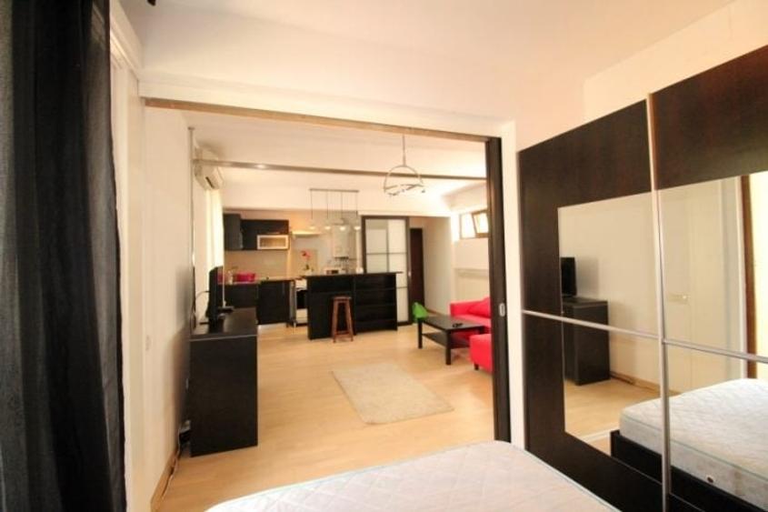 Apartament cu 2 camere semidecomandat, mobilat în Romană