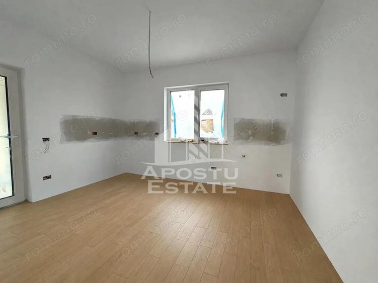 Casă cu 4 camere cu Teren 400 Mp în Utvin