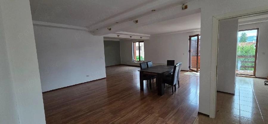 Casă cu 10 camere cu Teren 350 Mp în Exterior Vest
