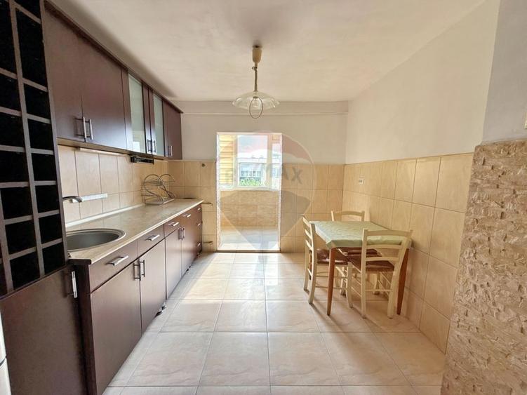 Apartament cu 3 camere decomandat, mobilat în Miorița