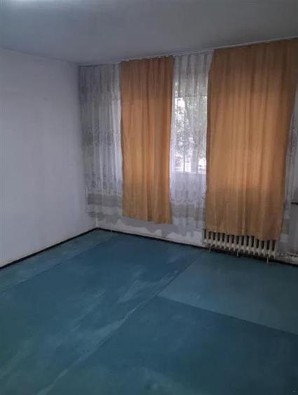 Apartament cu 3 camere semidecomandat în Giurgiului
