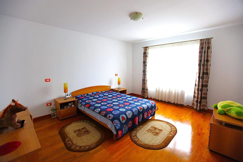 Casă individuală cu 8 camere cu Canalizare în Tractorul