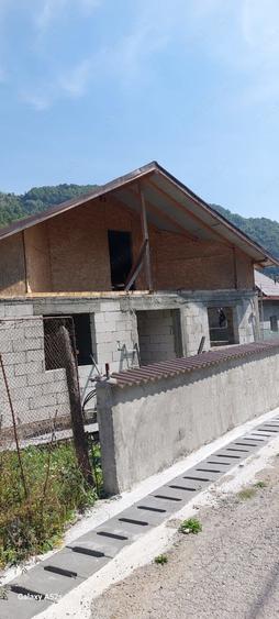 Casă cu 4 camere în Ciungetu