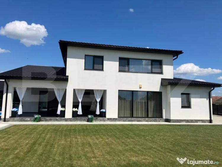 Casă cu 7 camere cu Teren 1440 Mp în Uriu