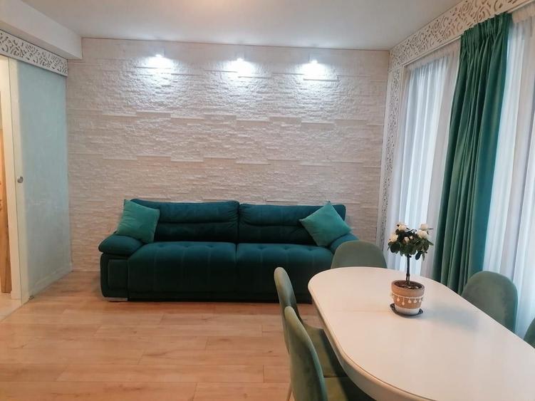 Apartament cu 3 camere semidecomandat în Tractorul