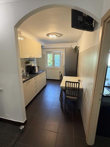 Apartament cu 3 camere decomandat în Drumul Sării