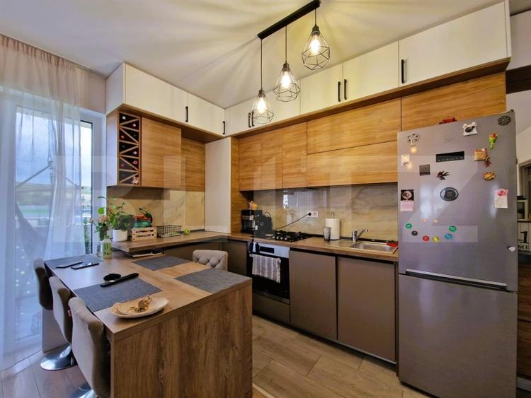 Apartament cu 3 camere semidecomandat, mobilat în Exterior Est