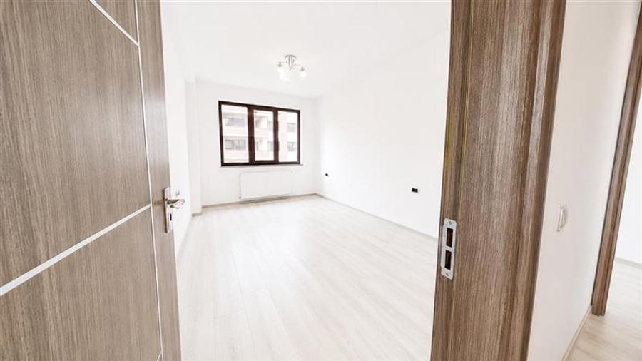 Apartament cu 3 camere decomandat în Tractorul
