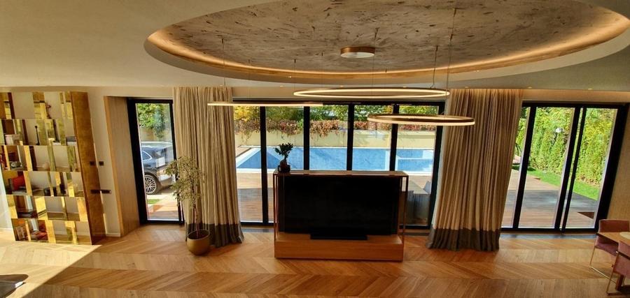 Casă individuală cu 10 camere cu Piscina în Sisești