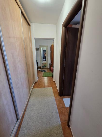 Apartament cu 3 camere semidecomandat în Iancului