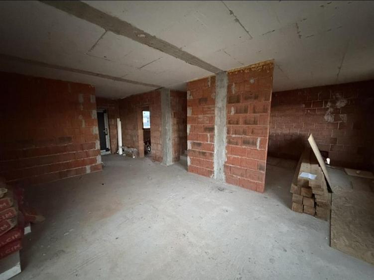 Casă cu 5 camere cu Teren 500 Mp în Sântandrei