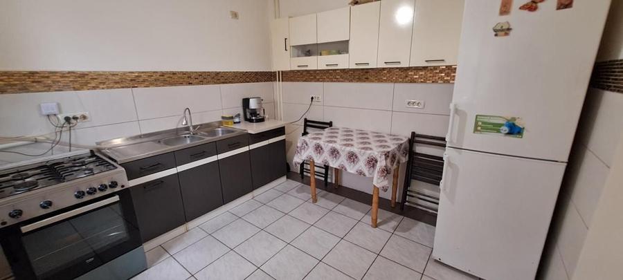 Casă individuală cu 8 camere cu Canalizare în Lunca Cetățuii