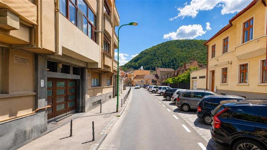 Apartament cu 3 camere semidecomandat, mobilat în Central