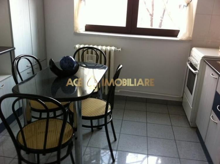 Apartament cu 3 camere semidecomandat, mobilat în Giurgiului