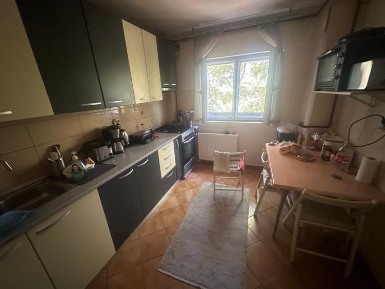Apartament cu 3 camere semidecomandat, mobilat în Colentina