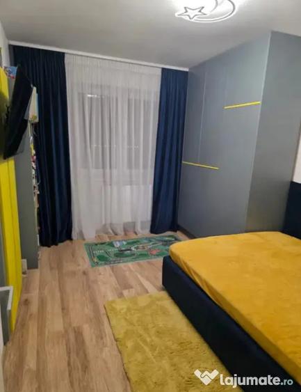 Apartament cu 3 camere decomandat în Tractorul