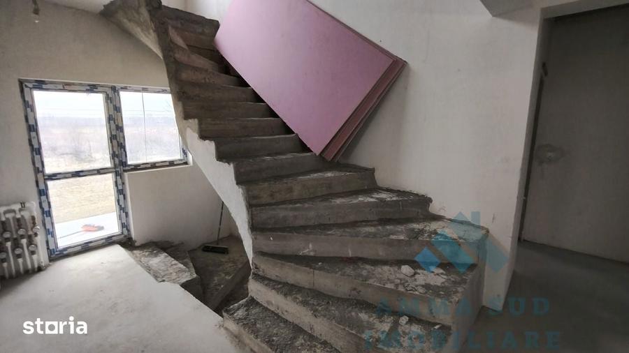 Casă cu 9 camere cu Teren 300 Mp în Central