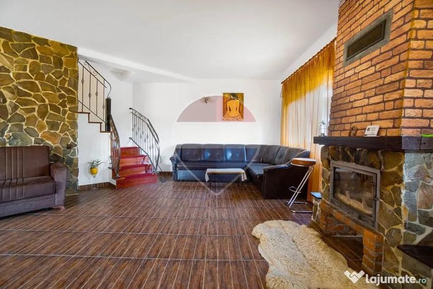 Casă cu 5 camere cu Teren 696 Mp în Vulcan