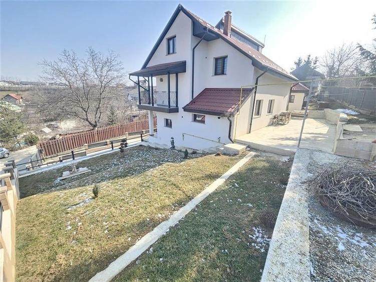 Casă individuală cu 6 camere cu Teren 740 Mp în Vest